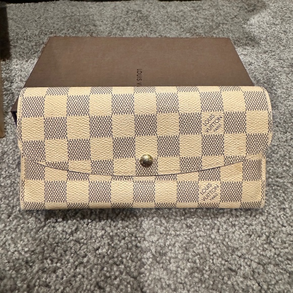 Louis Vuitton Wallet - Picture 1 of 2